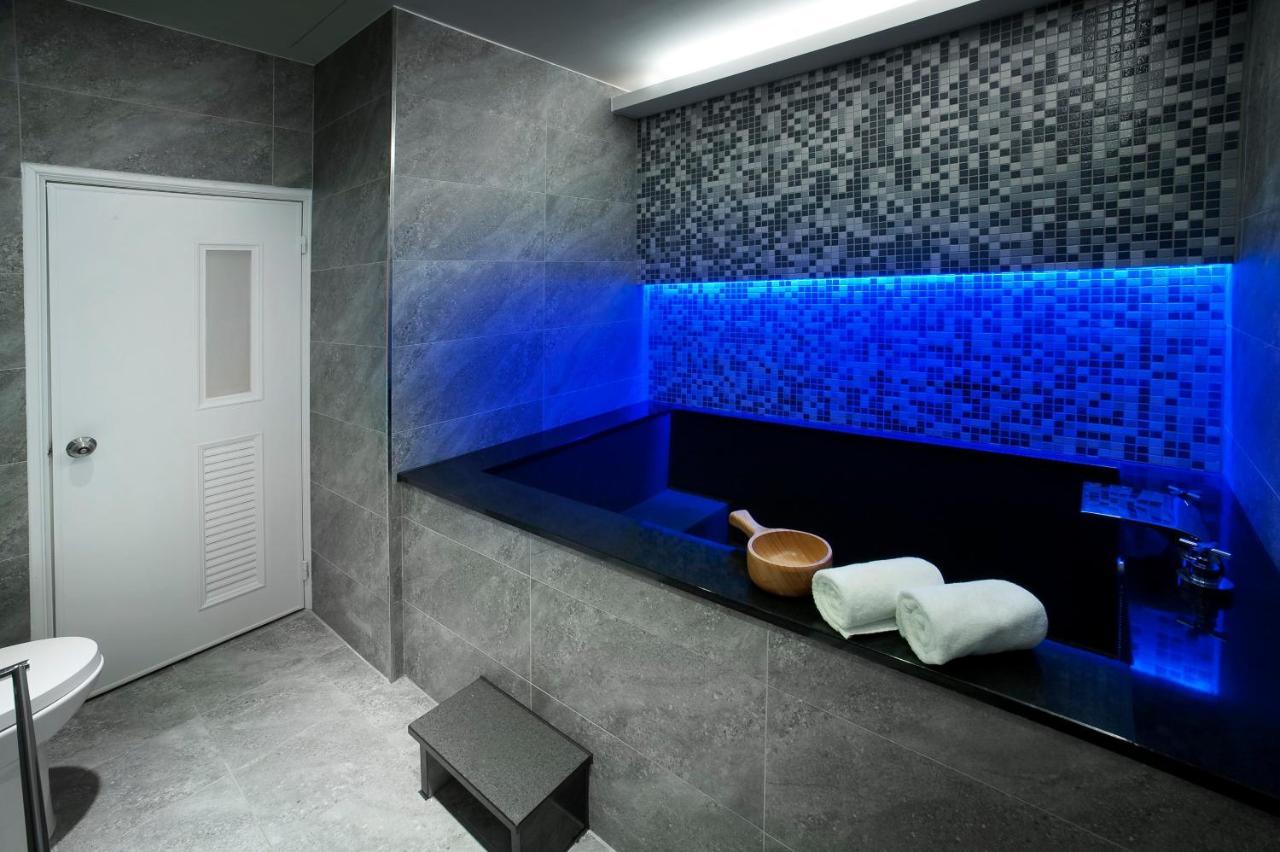 Two Fukun Hotel Jiaoxi Exteriör bild